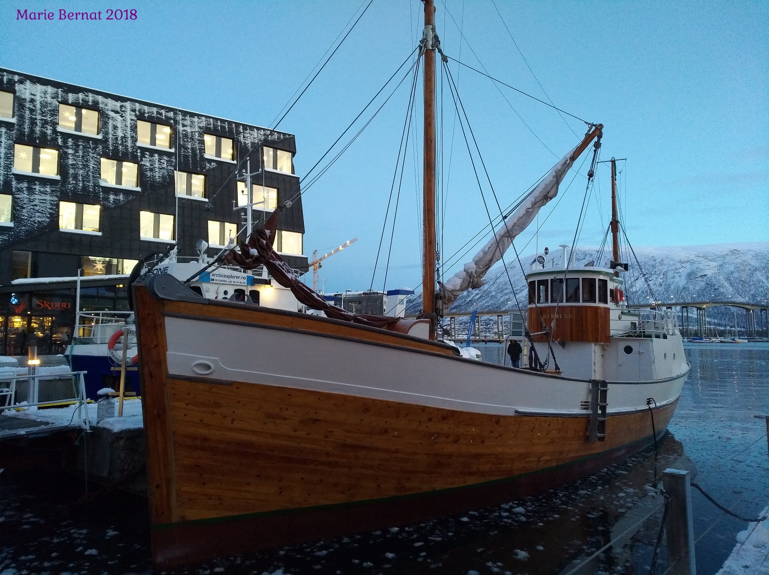 Beau voilier en bois dans le port de Tromsø