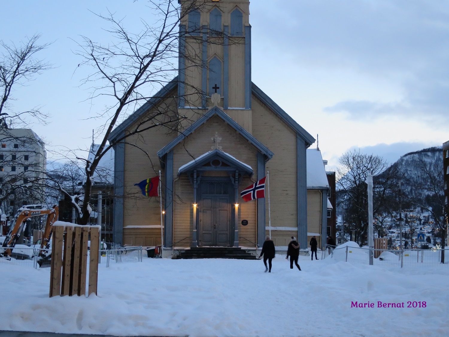 Drapeaux same et norvégien devant une église