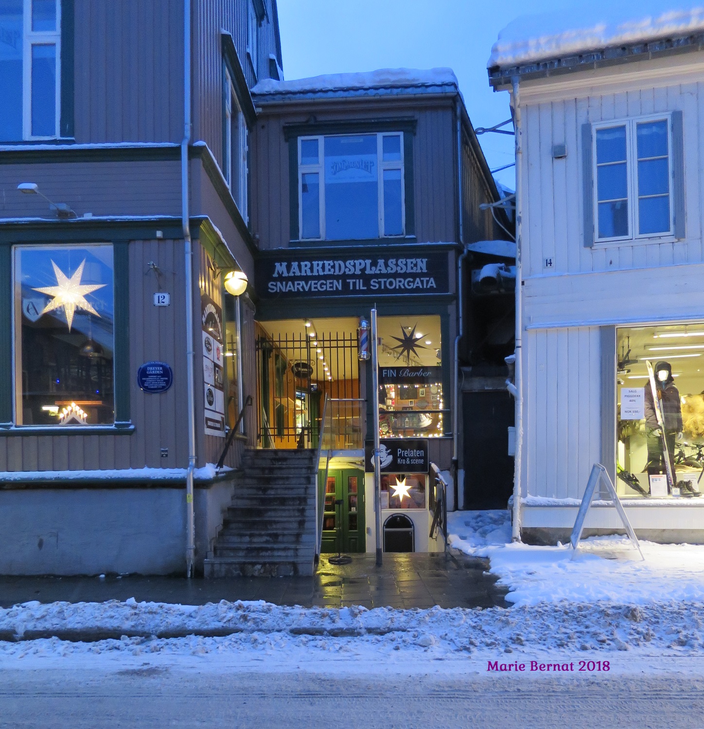 Passage entre deux rues et porte dérobée