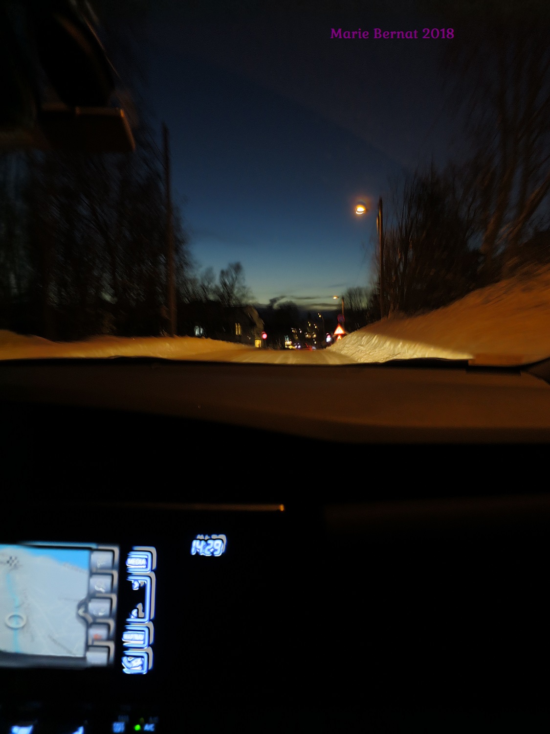 Trois heure de l’après-midi la nuit (le 15) - Heure sur la voiture et nuit dehors