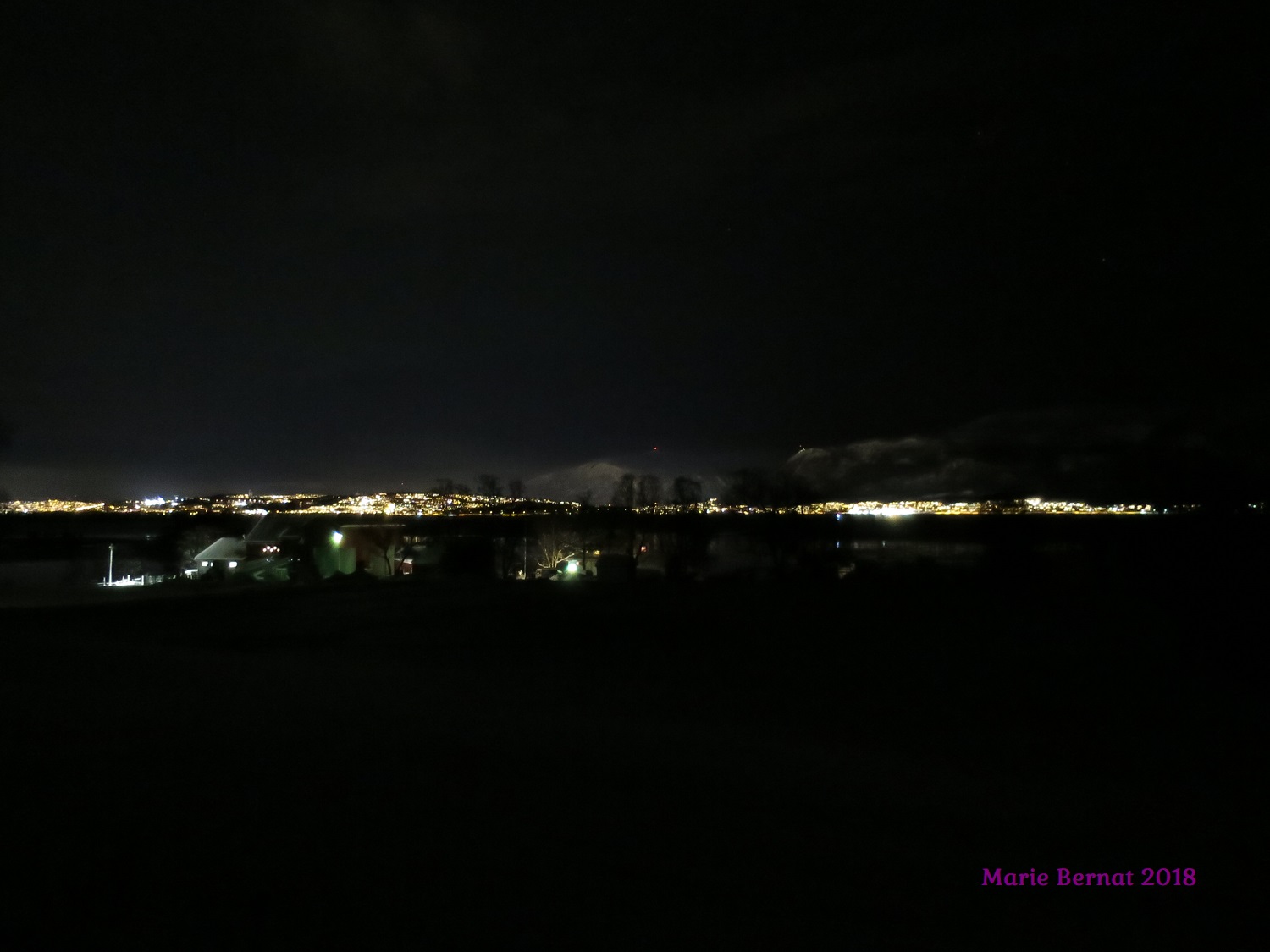 Tromsø de nuit au delà du fjord